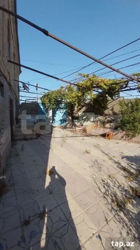 Satılır 10 otaqlı həyət evi