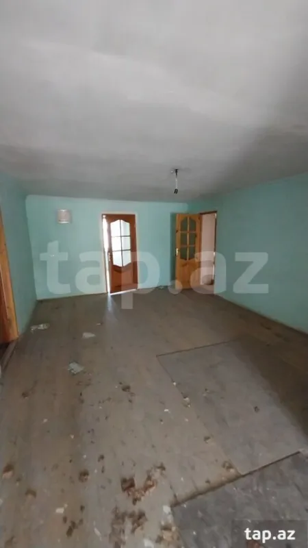 Satılır 10 otaqlı həyət evi