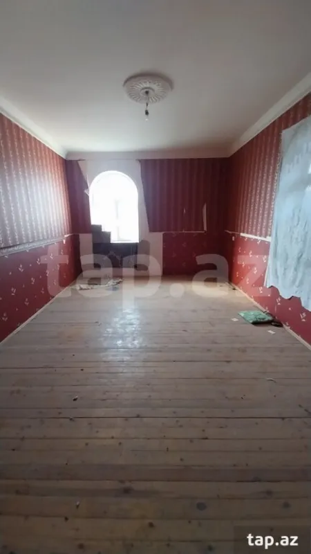 Satılır 10 otaqlı həyət evi