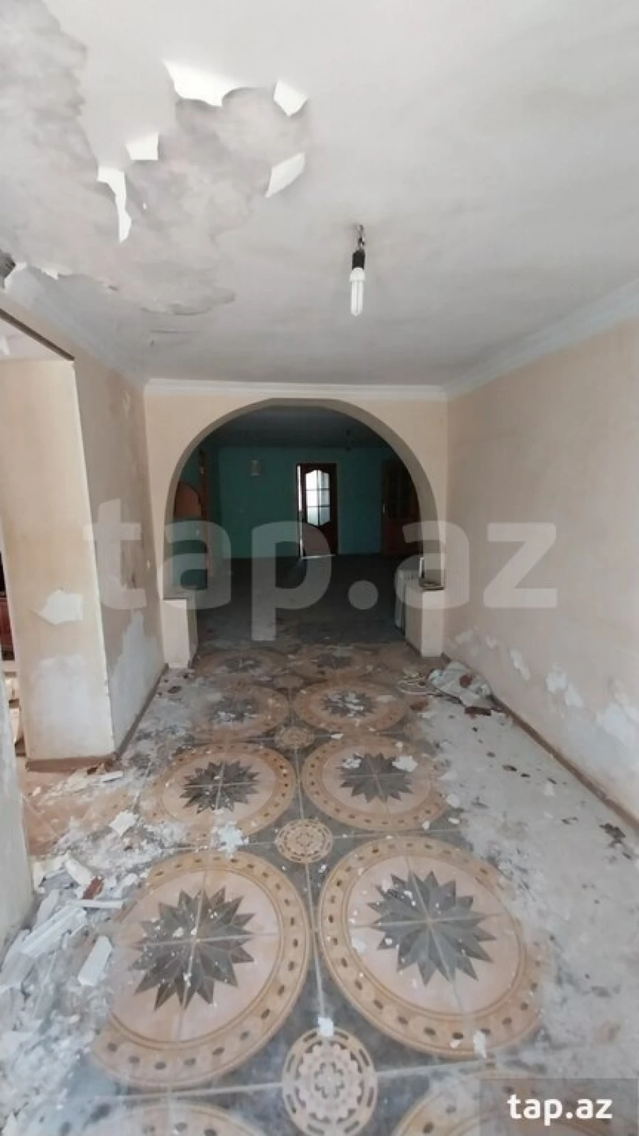 Satılır 10 otaqlı həyət evi