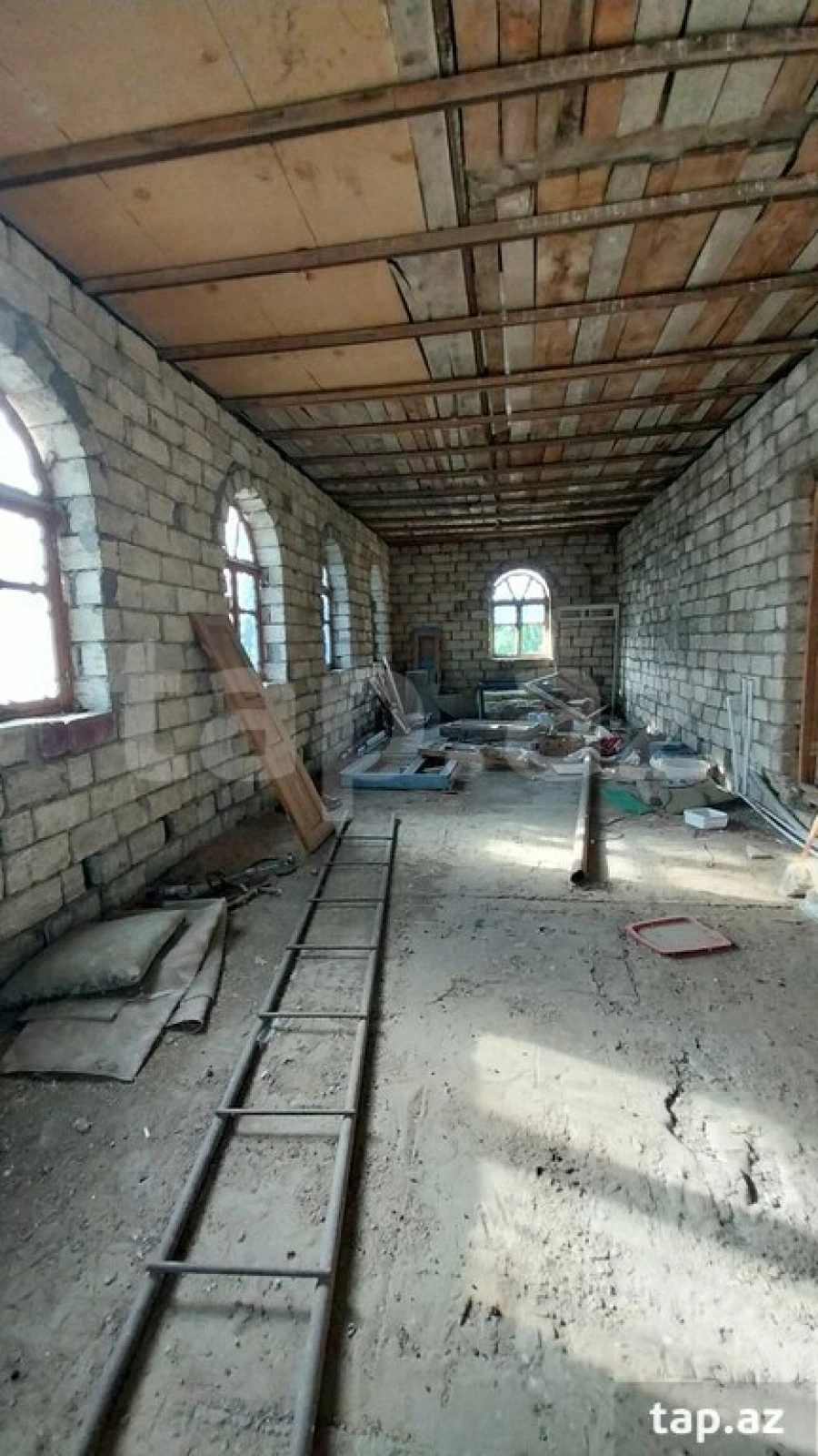 Satılır 10 otaqlı həyət evi