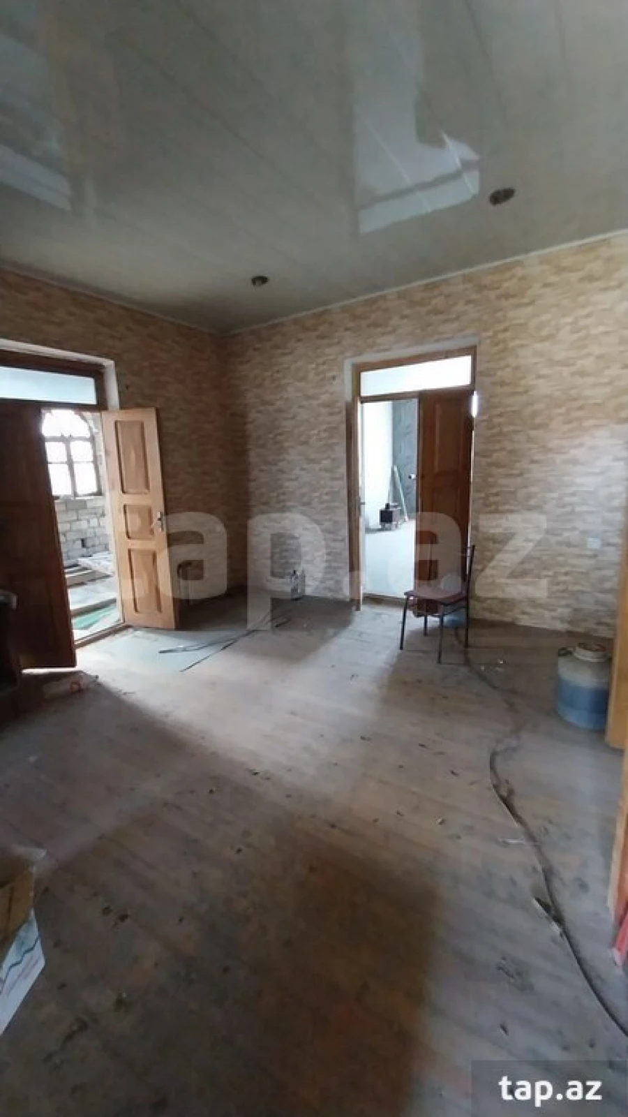 Satılır 10 otaqlı həyət evi