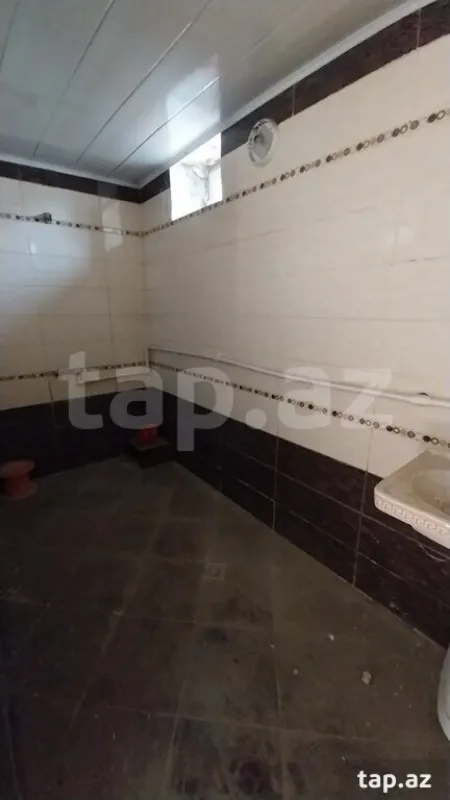 Satılır 10 otaqlı həyət evi