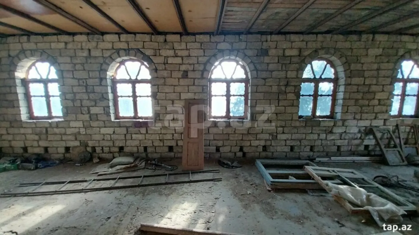 Satılır 10 otaqlı həyət evi