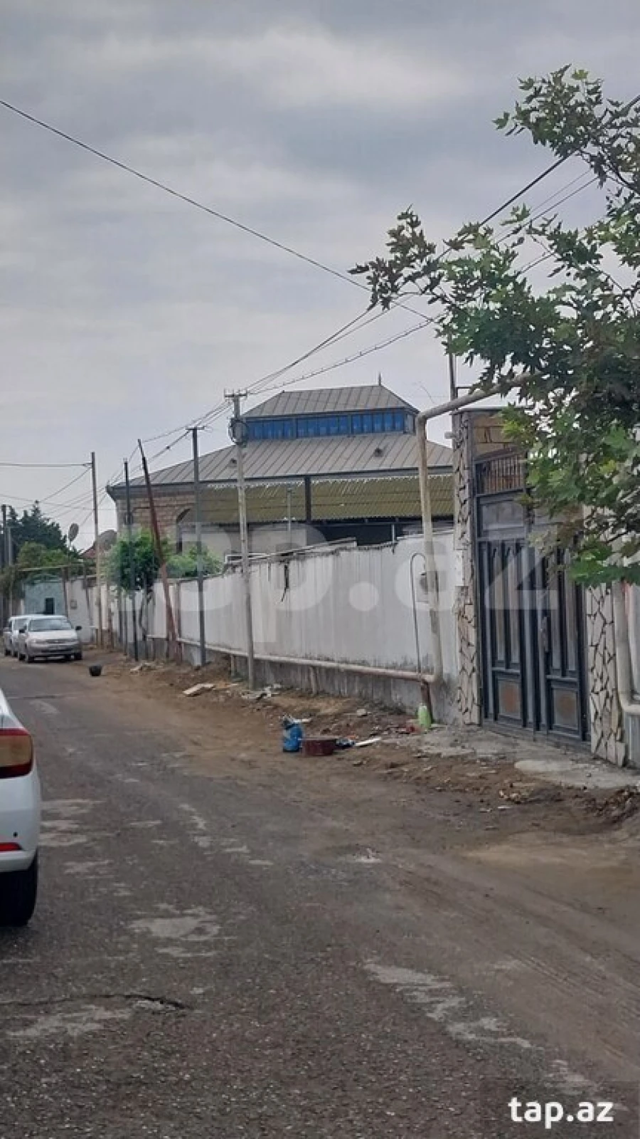 Satılır 10 otaqlı həyət evi