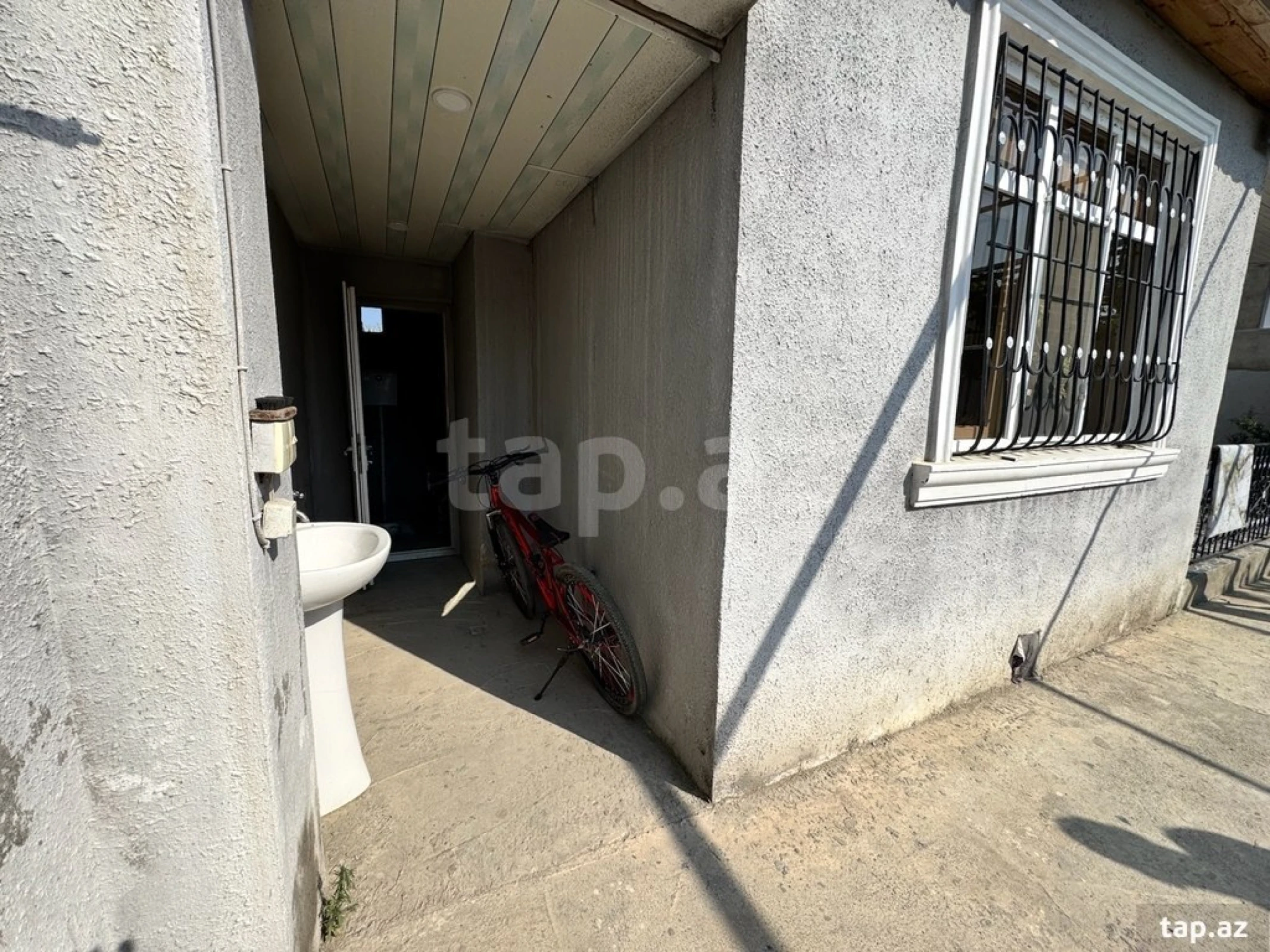 Satılır 6 otaqlı həyət evi