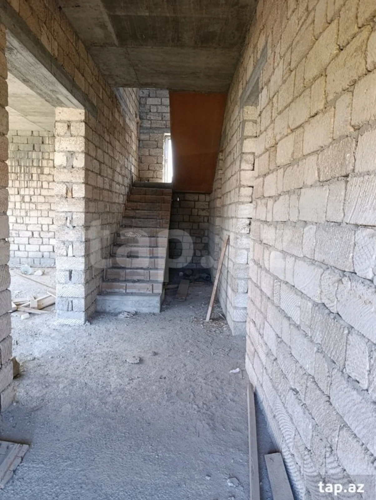 Satılır 6 otaqlı həyət evi