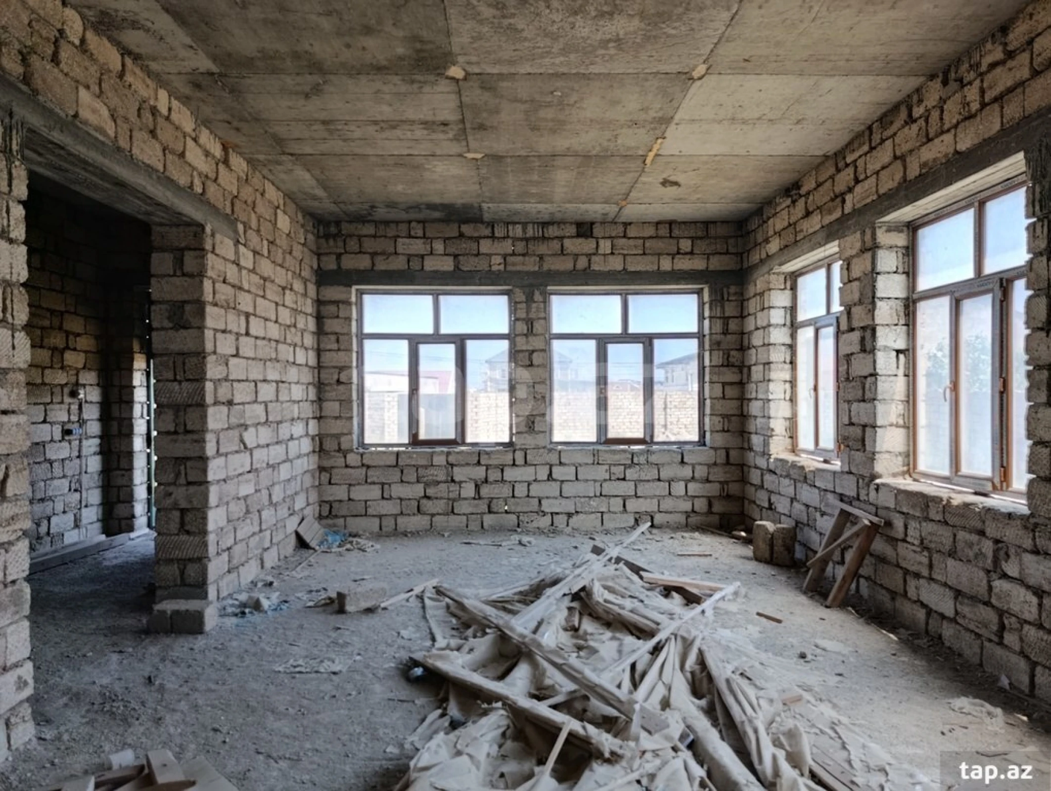 Satılır 6 otaqlı həyət evi