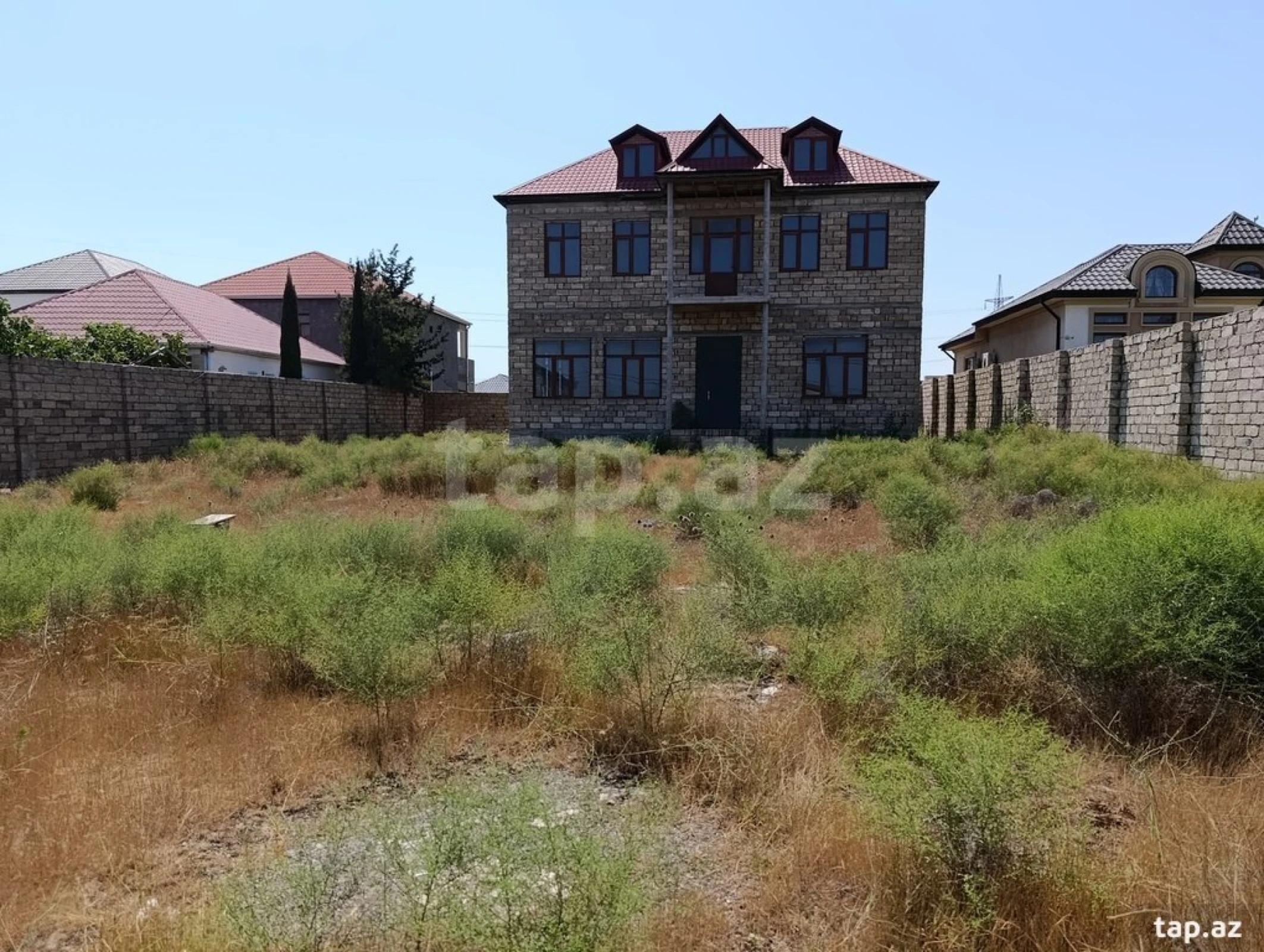 Satılır 6 otaqlı həyət evi