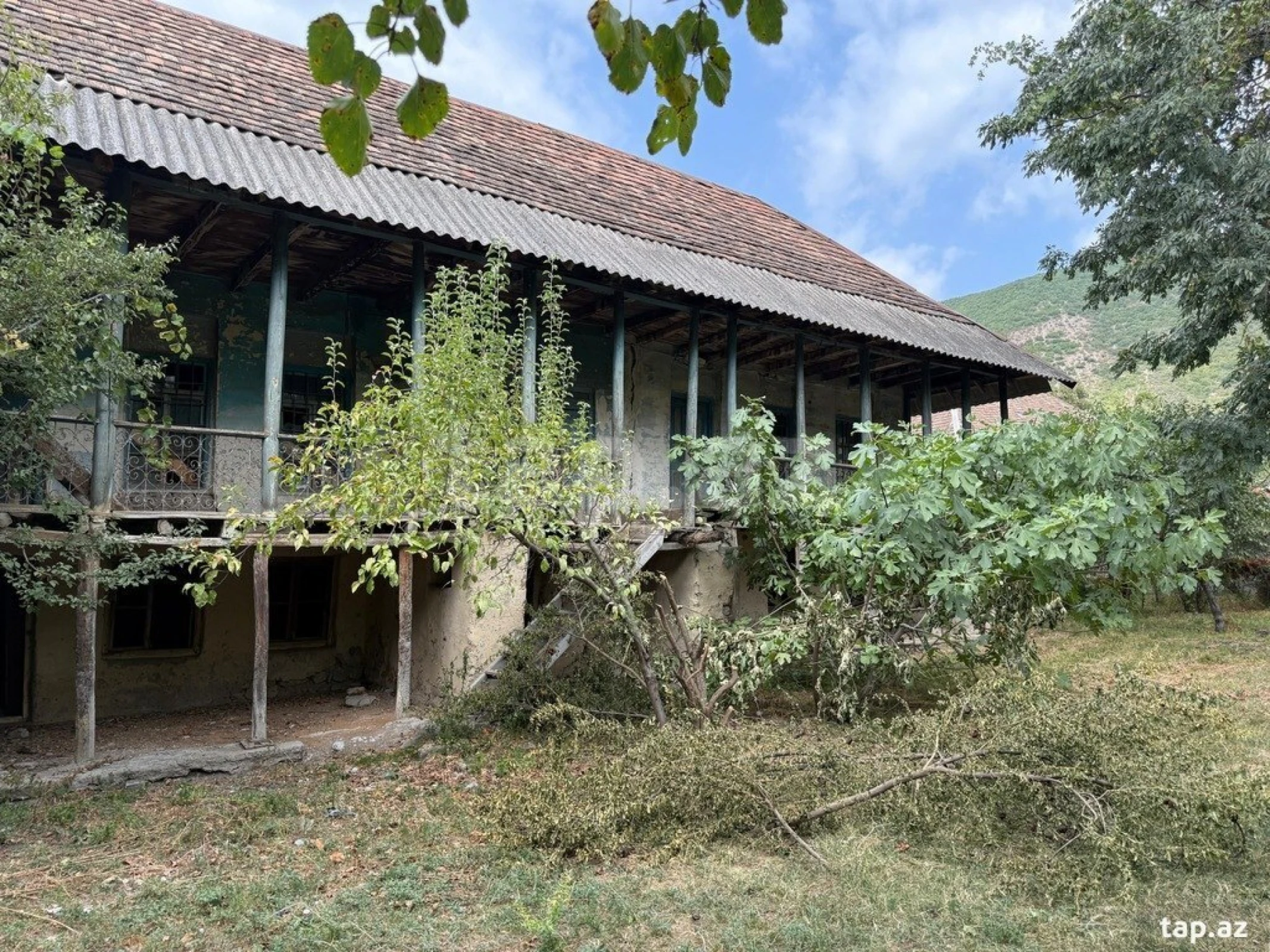 Satılır 8 otaqlı həyət evi