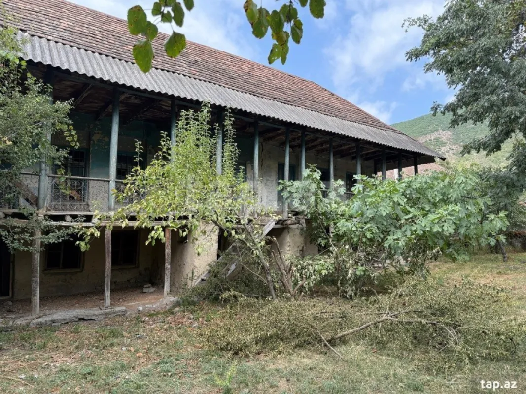 Satılır 8 otaqlı həyət evi