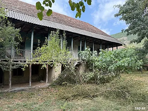 Satılır 8 otaqlı həyət evi