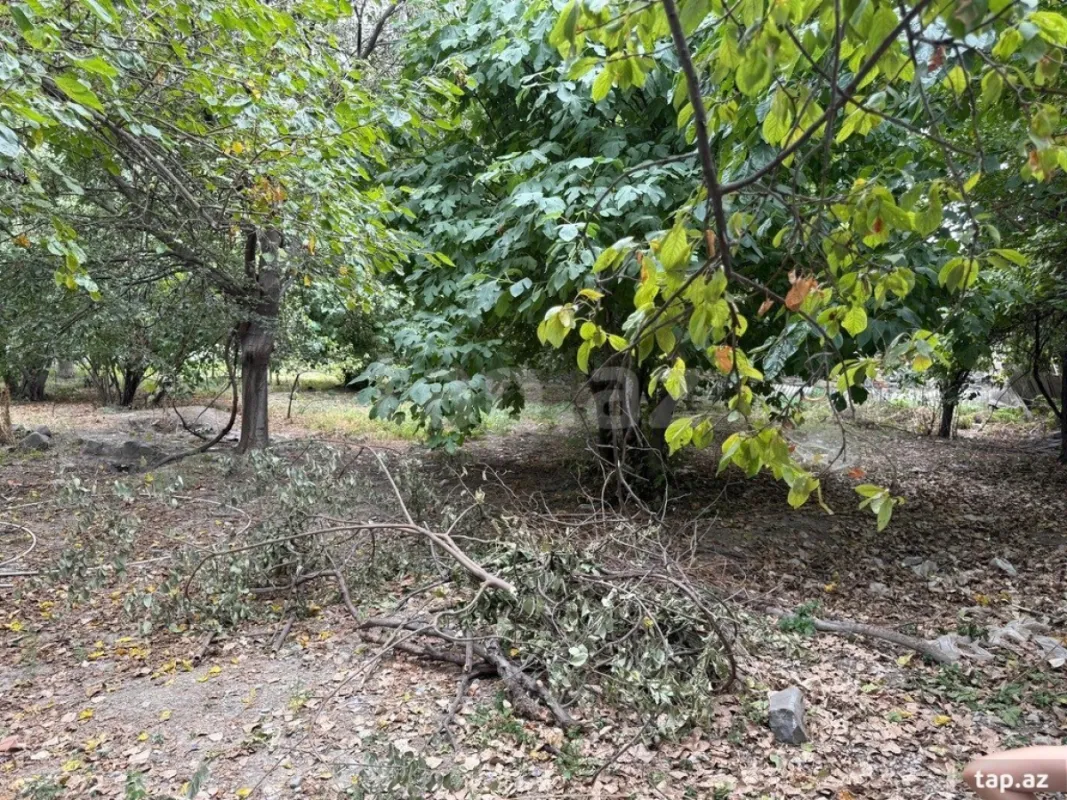 Satılır 8 otaqlı həyət evi