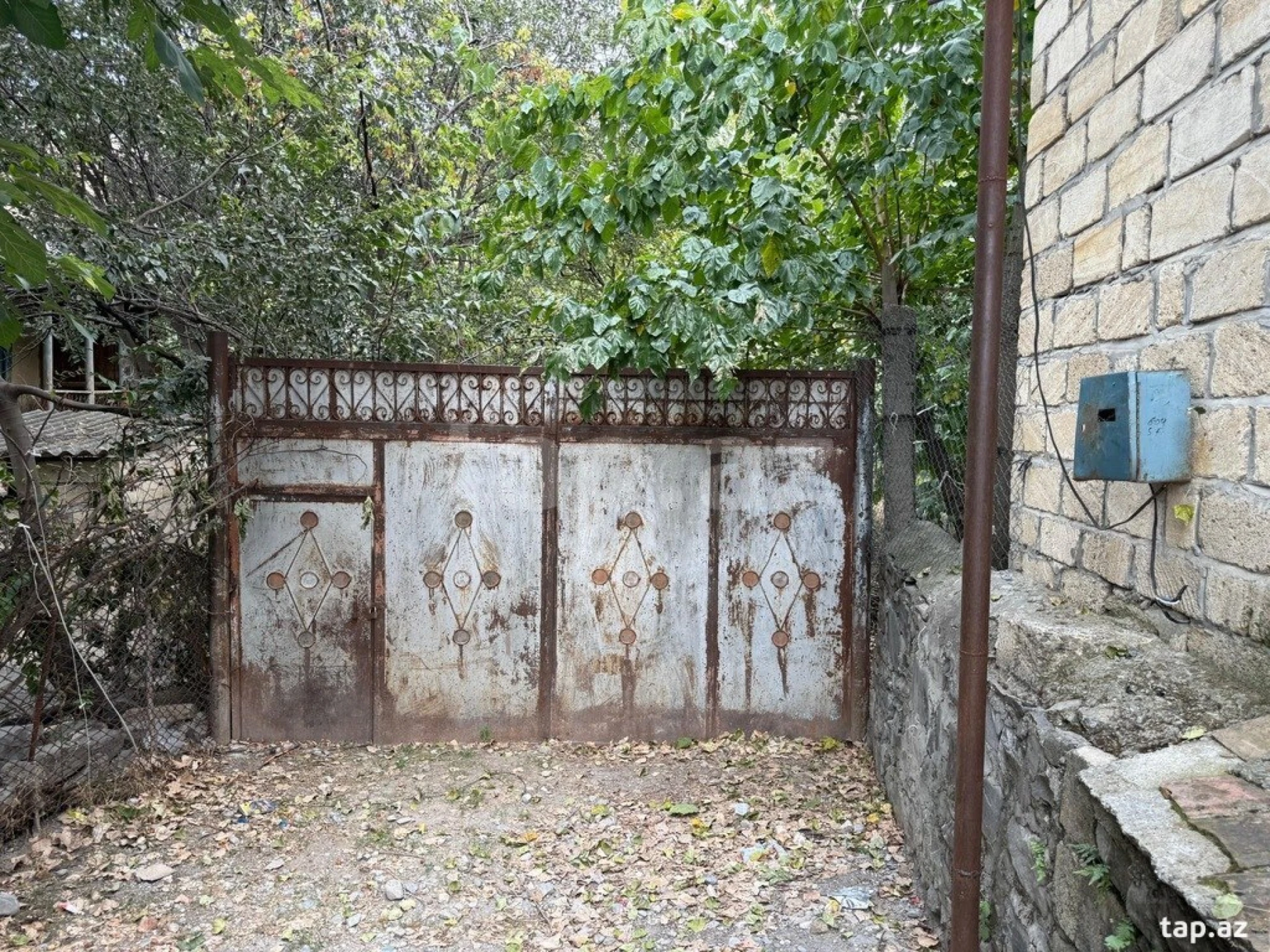 Satılır 8 otaqlı həyət evi