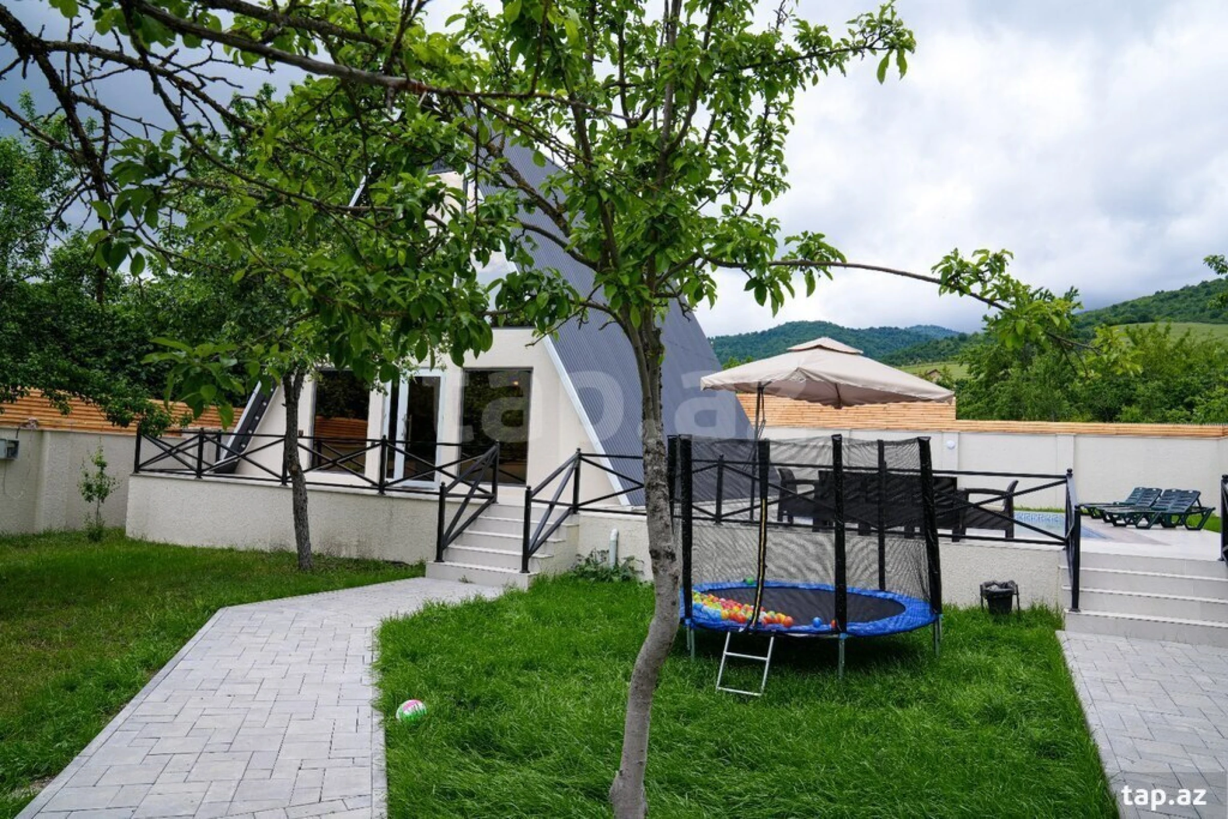 Satılır 9 otaqlı həyət evi