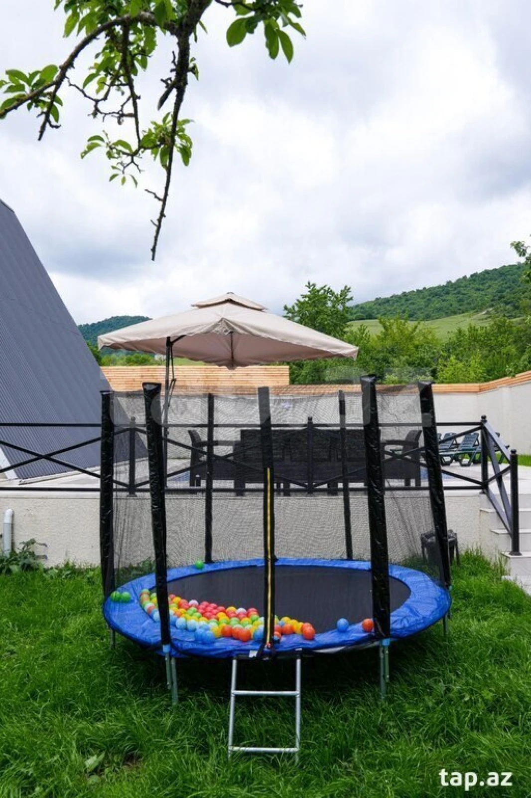 Satılır 9 otaqlı həyət evi