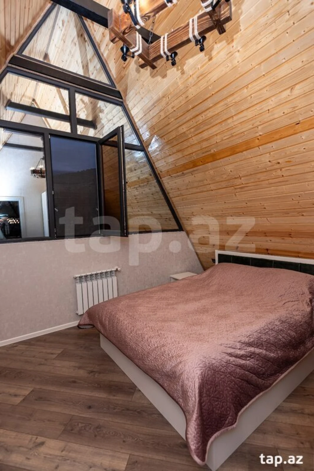 Satılır 9 otaqlı həyət evi