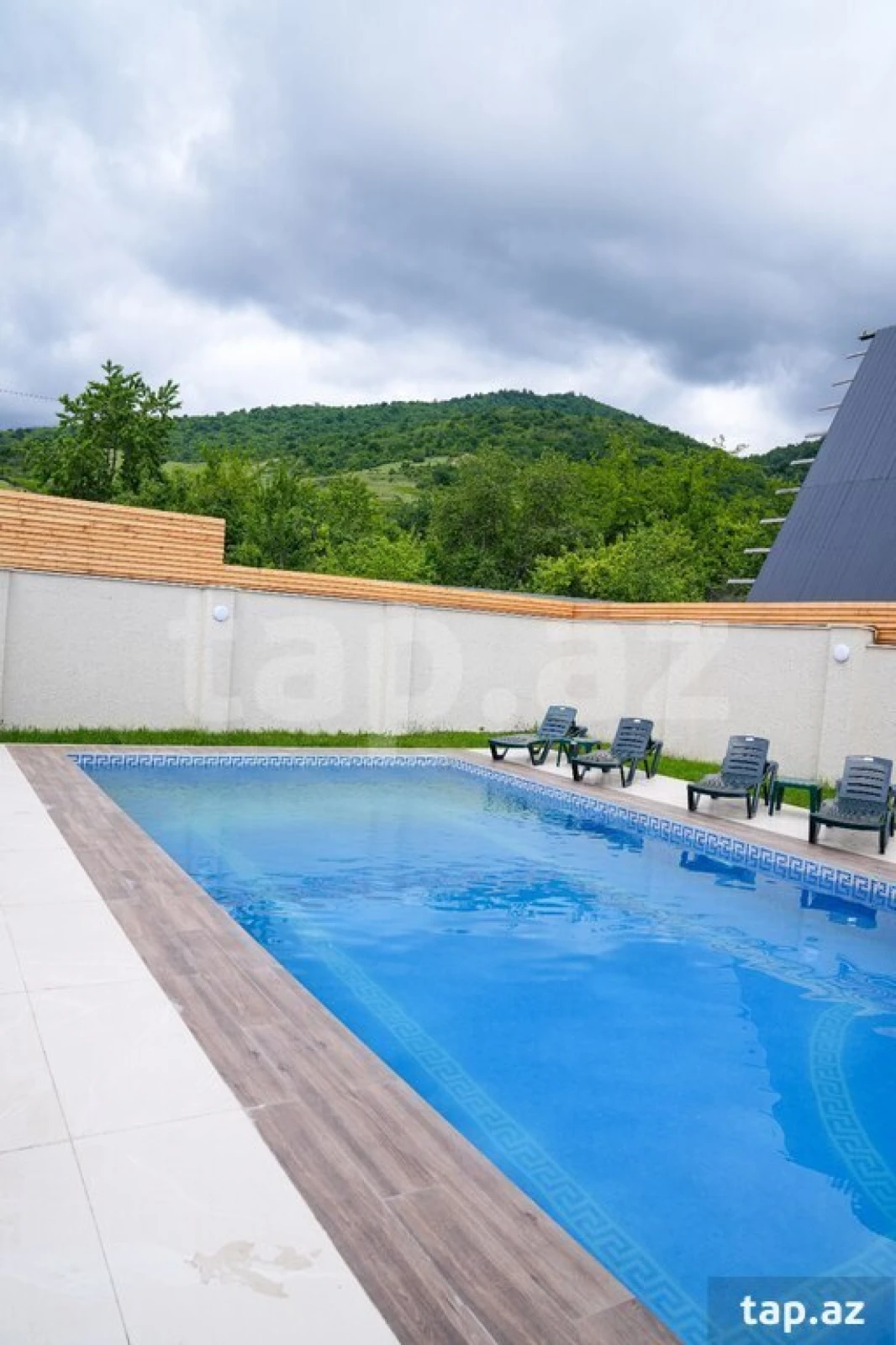 Satılır 9 otaqlı həyət evi