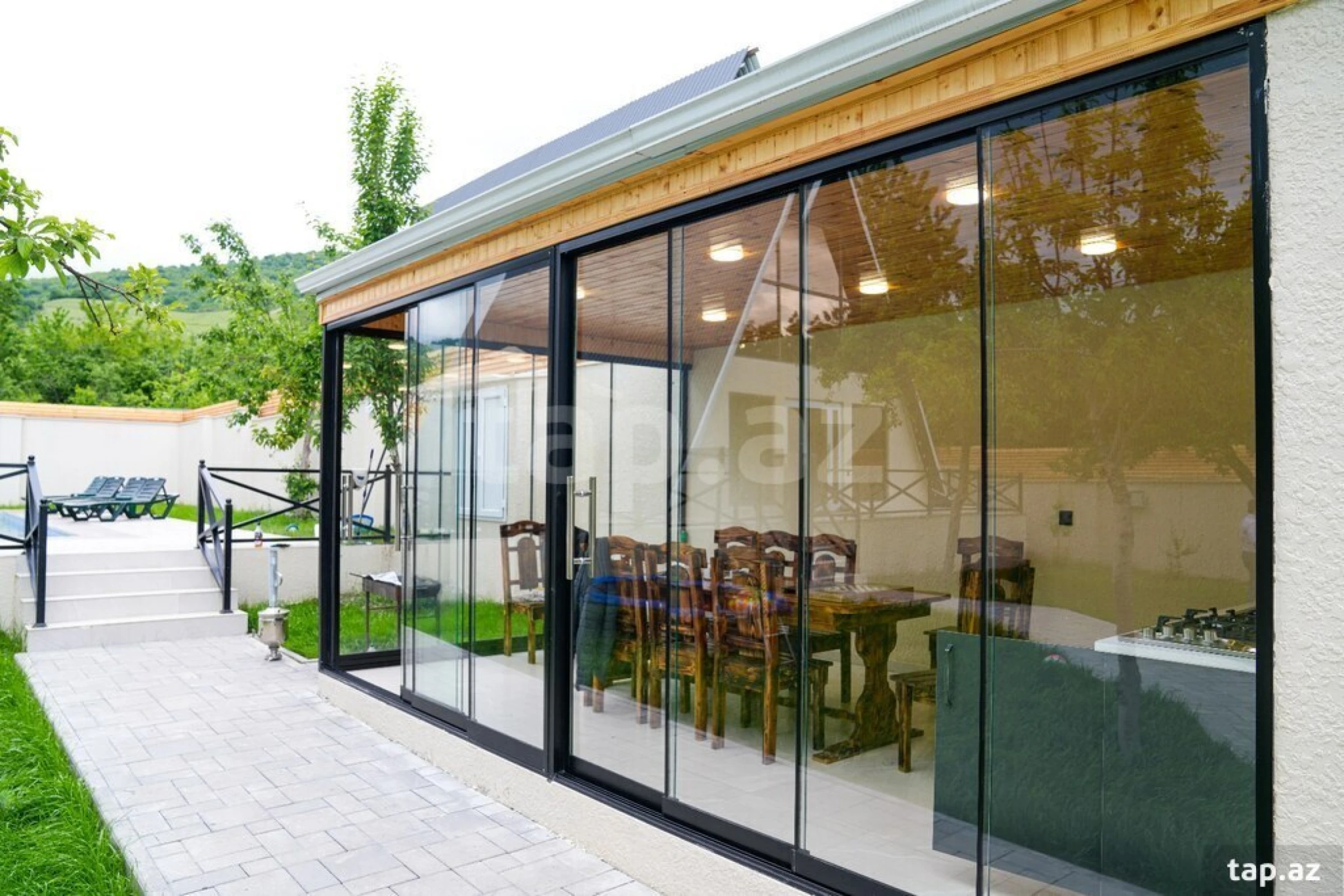 Satılır 9 otaqlı həyət evi