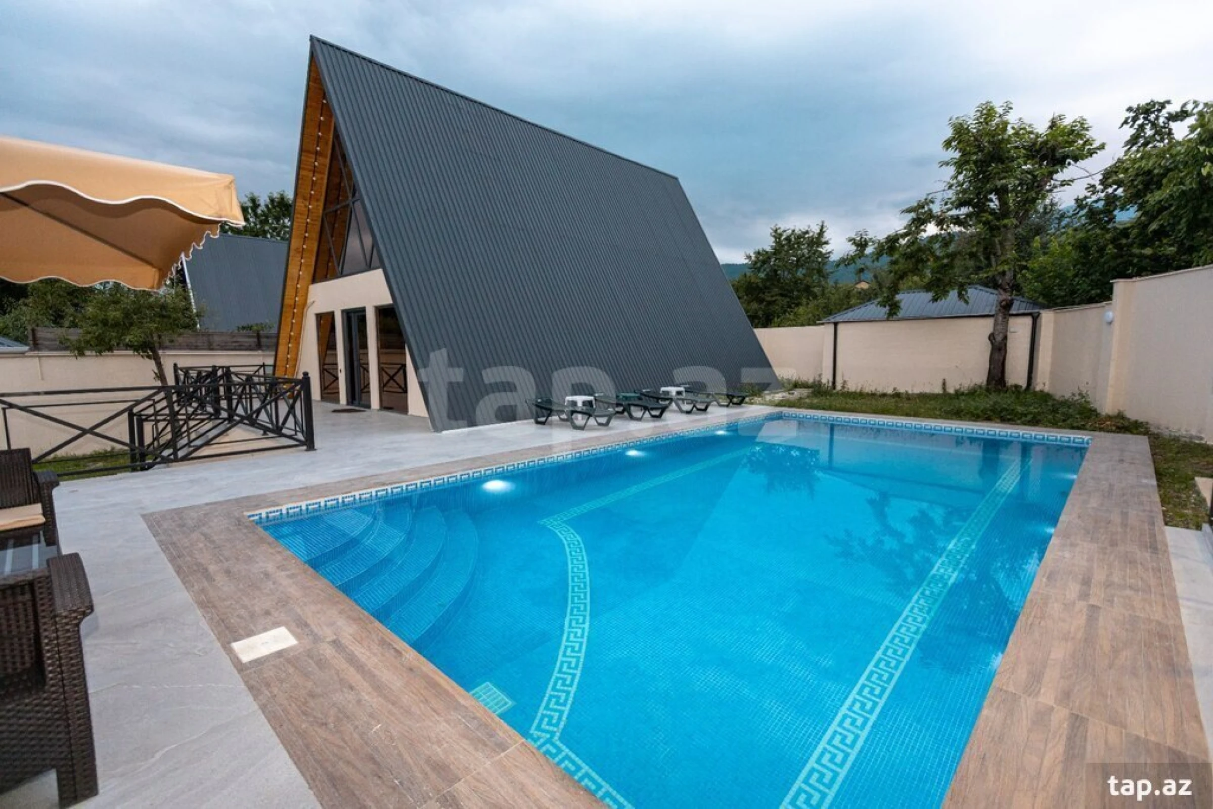 Satılır 9 otaqlı həyət evi