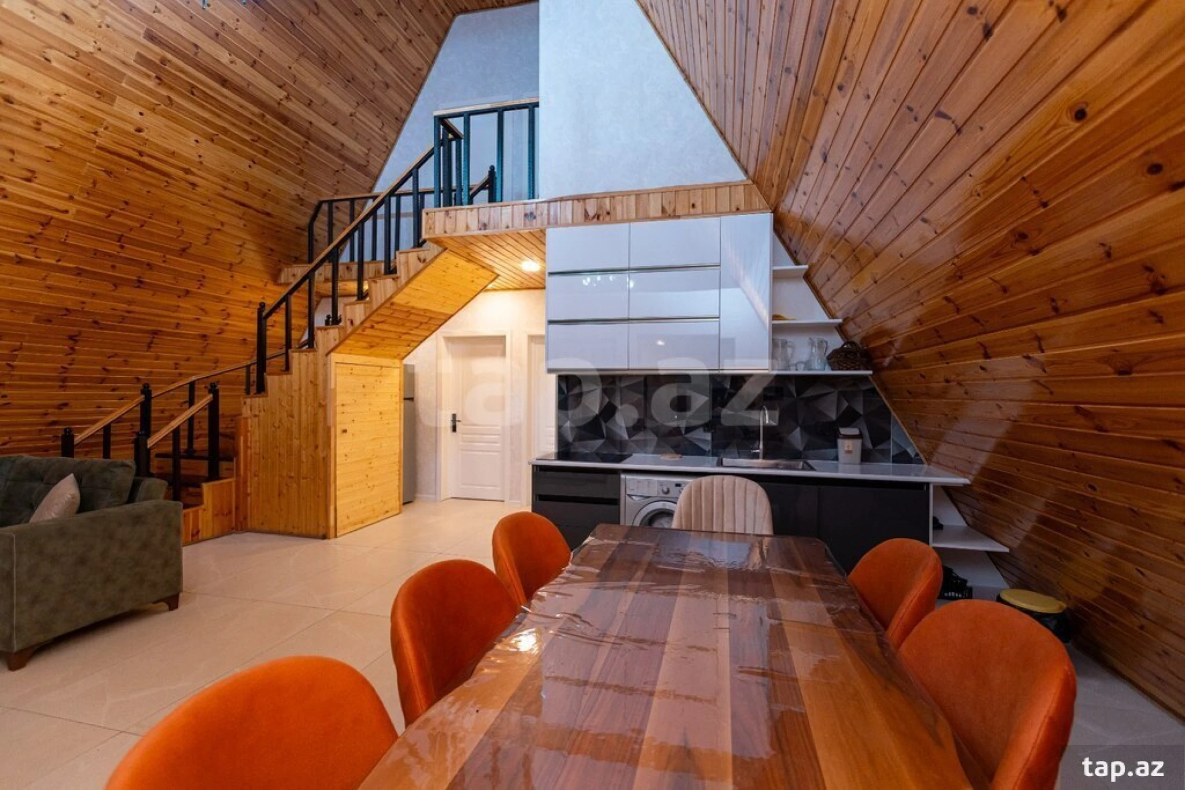 Satılır 9 otaqlı həyət evi