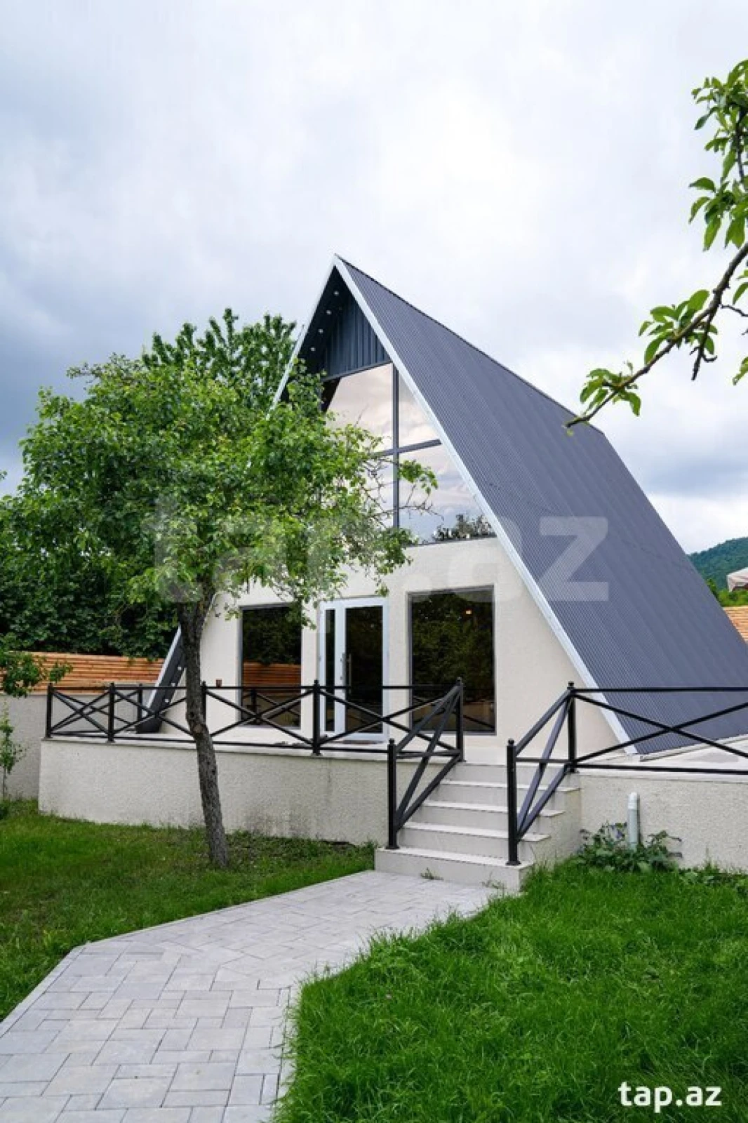 Satılır 9 otaqlı həyət evi