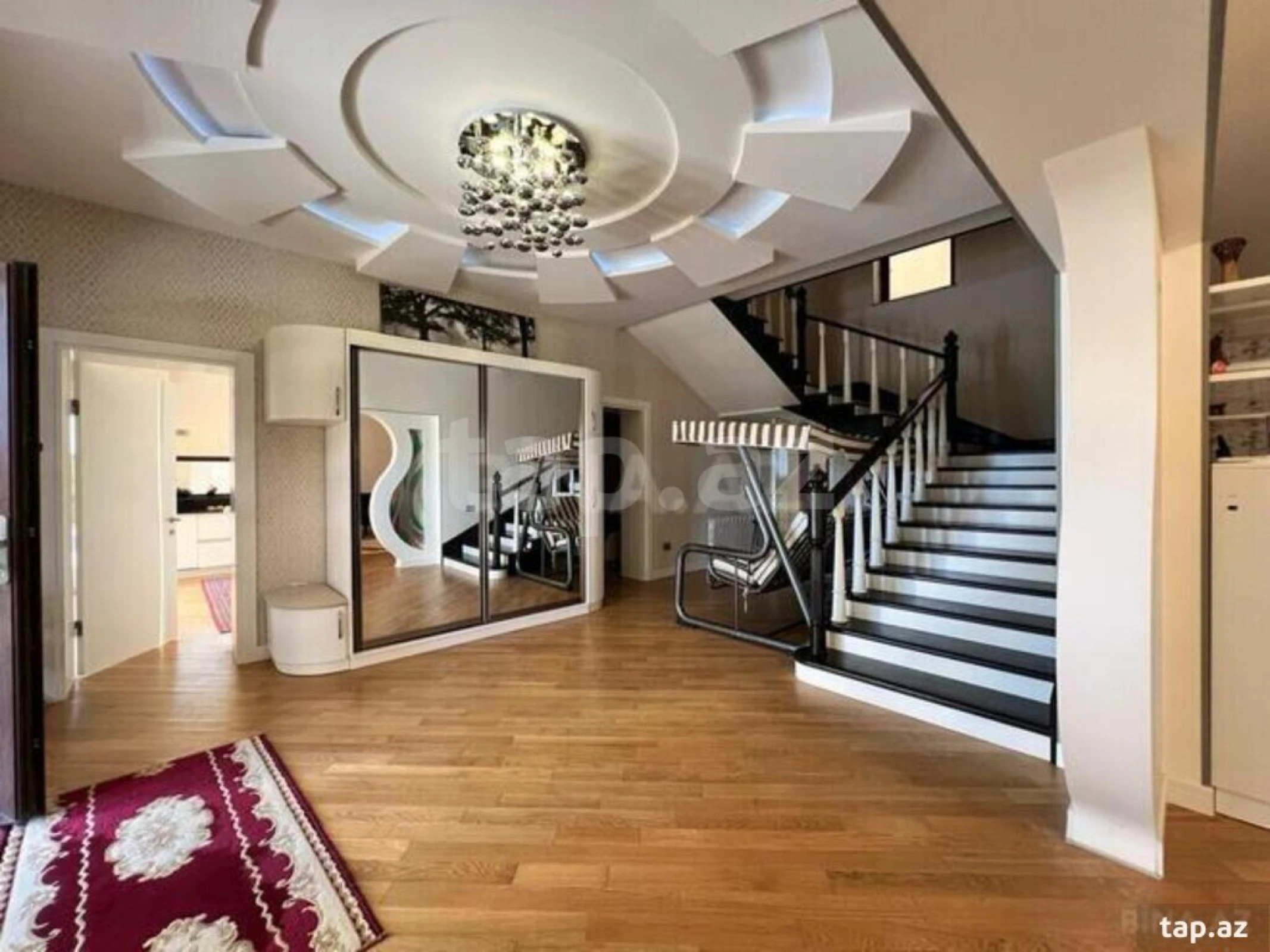 Satılır 6 otaqlı həyət evi