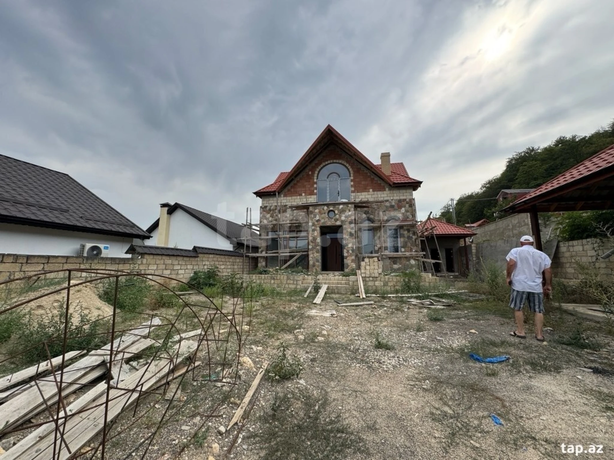 Satılır 4 otaqlı həyət evi