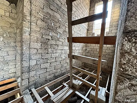 Satılır 7 otaqlı həyət evi