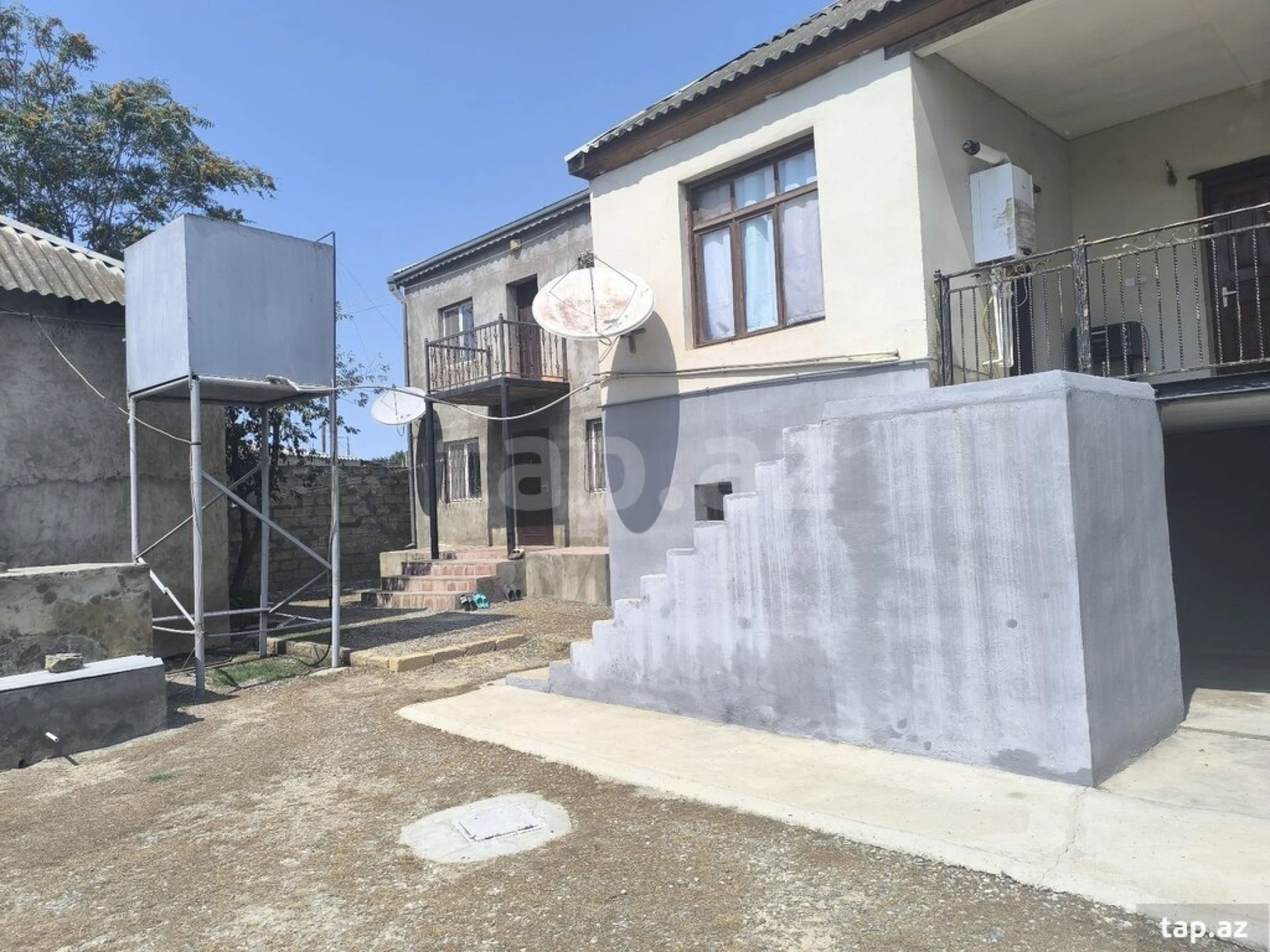 Satılır 10 otaqlı həyət evi