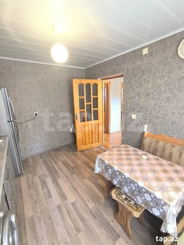 Satılır 10 otaqlı həyət evi