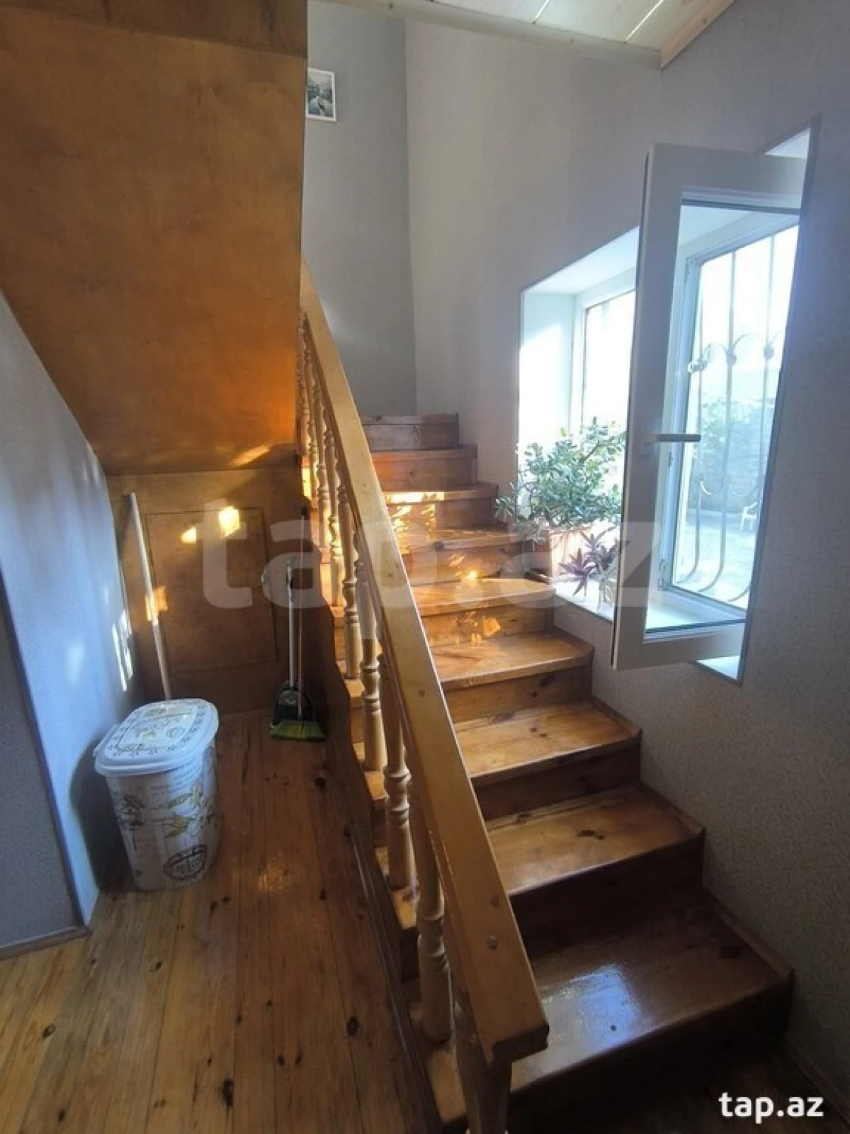 Satılır 10 otaqlı həyət evi