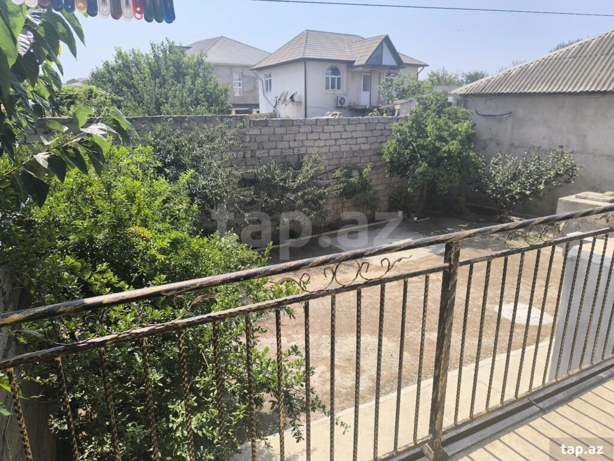 Satılır 10 otaqlı həyət evi