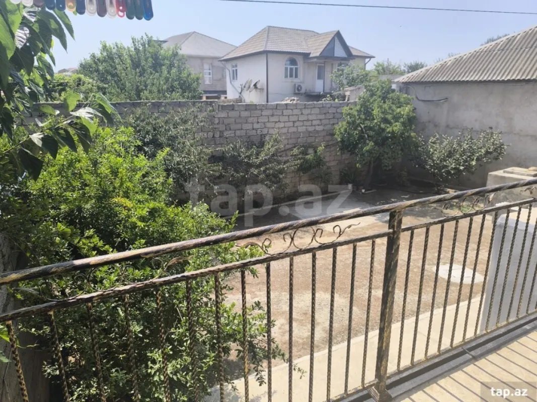 Satılır 10 otaqlı həyət evi