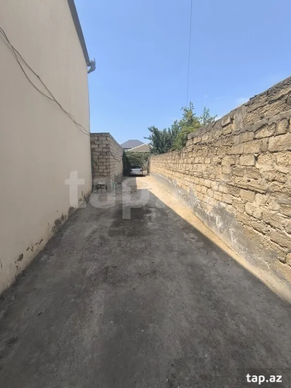 Satılır 10 otaqlı həyət evi