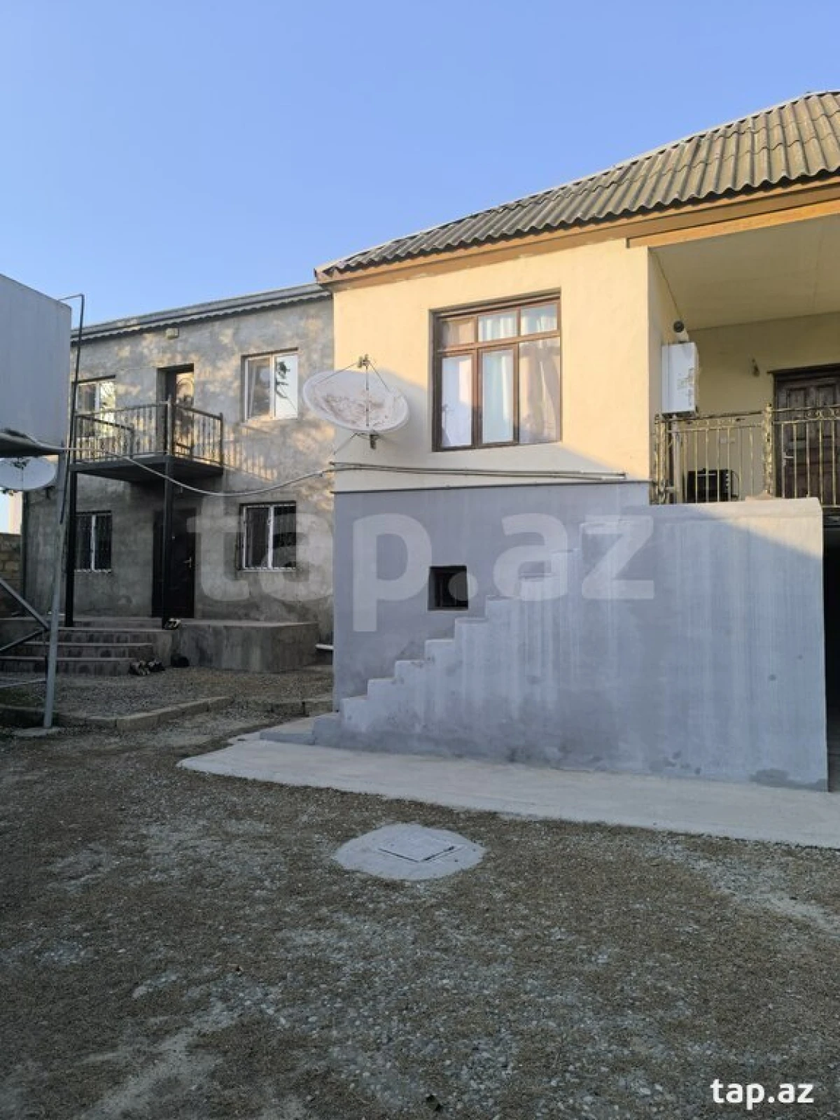 Satılır 10 otaqlı həyət evi