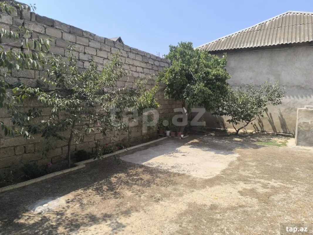 Satılır 10 otaqlı həyət evi