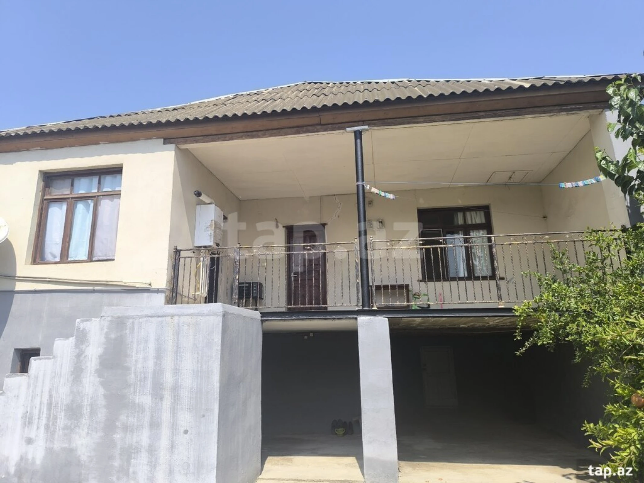 Satılır 10 otaqlı həyət evi