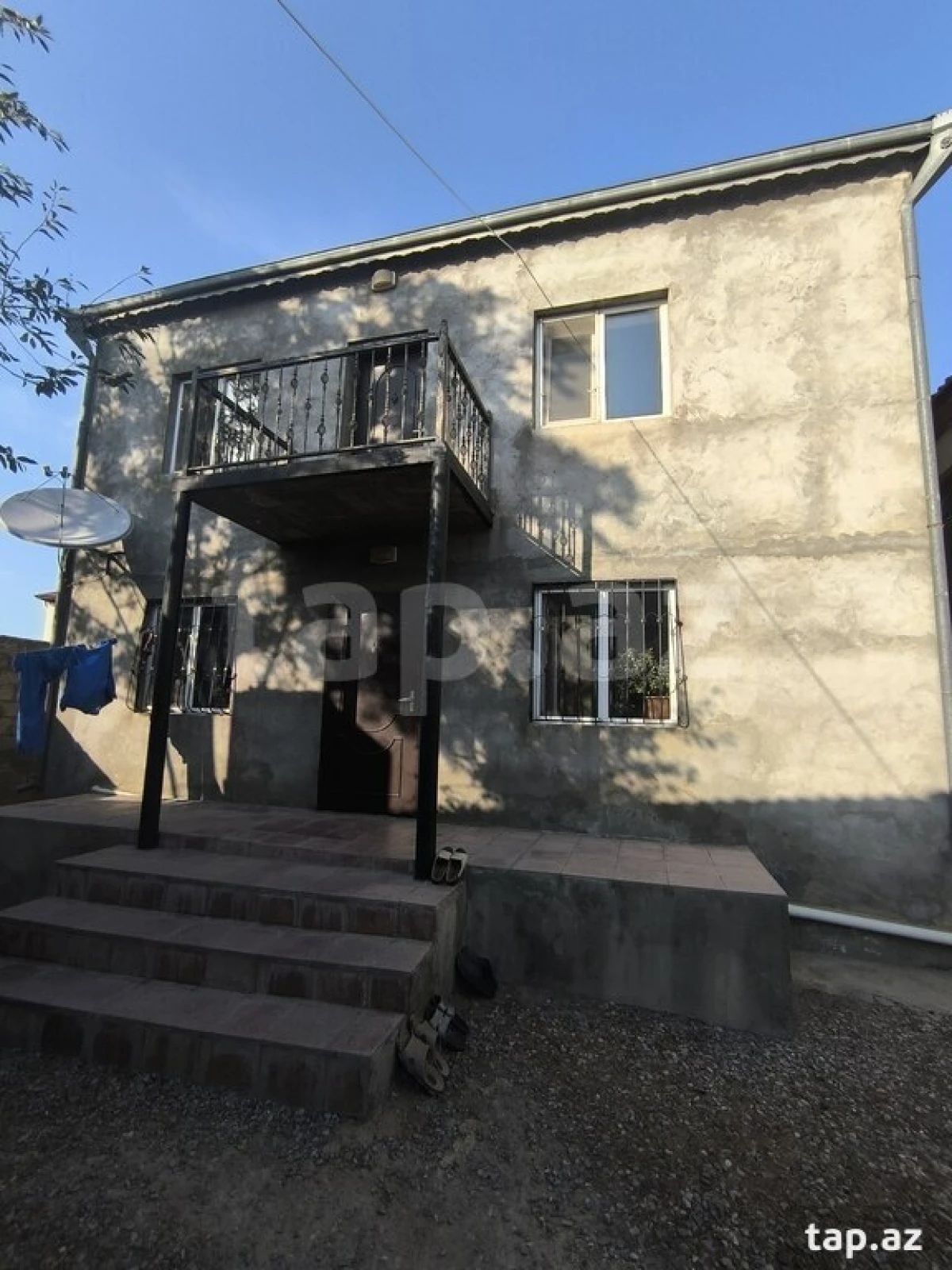 Satılır 10 otaqlı həyət evi