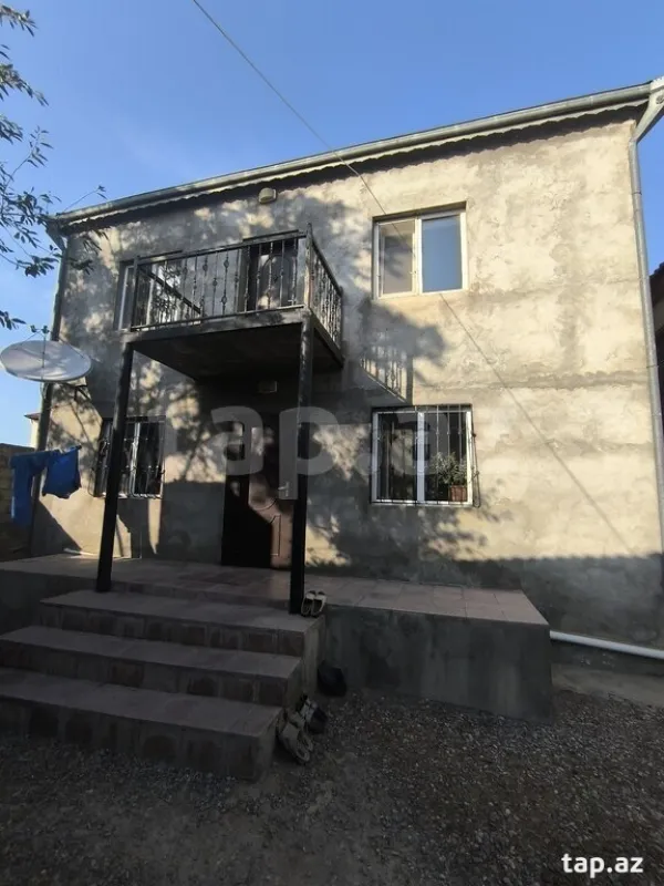 Satılır 10 otaqlı həyət evi