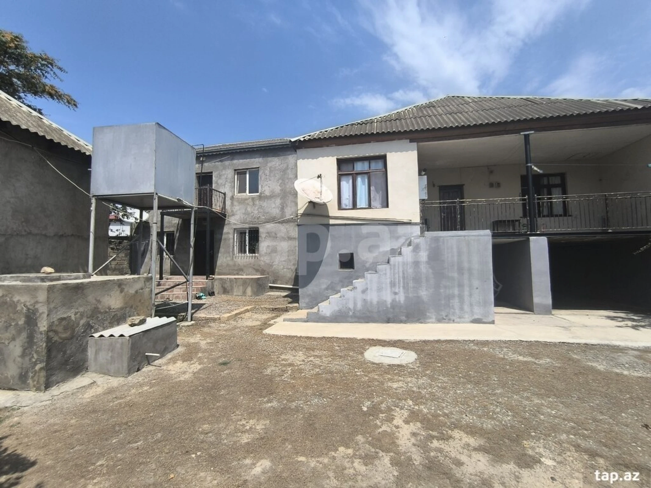 Satılır 10 otaqlı həyət evi