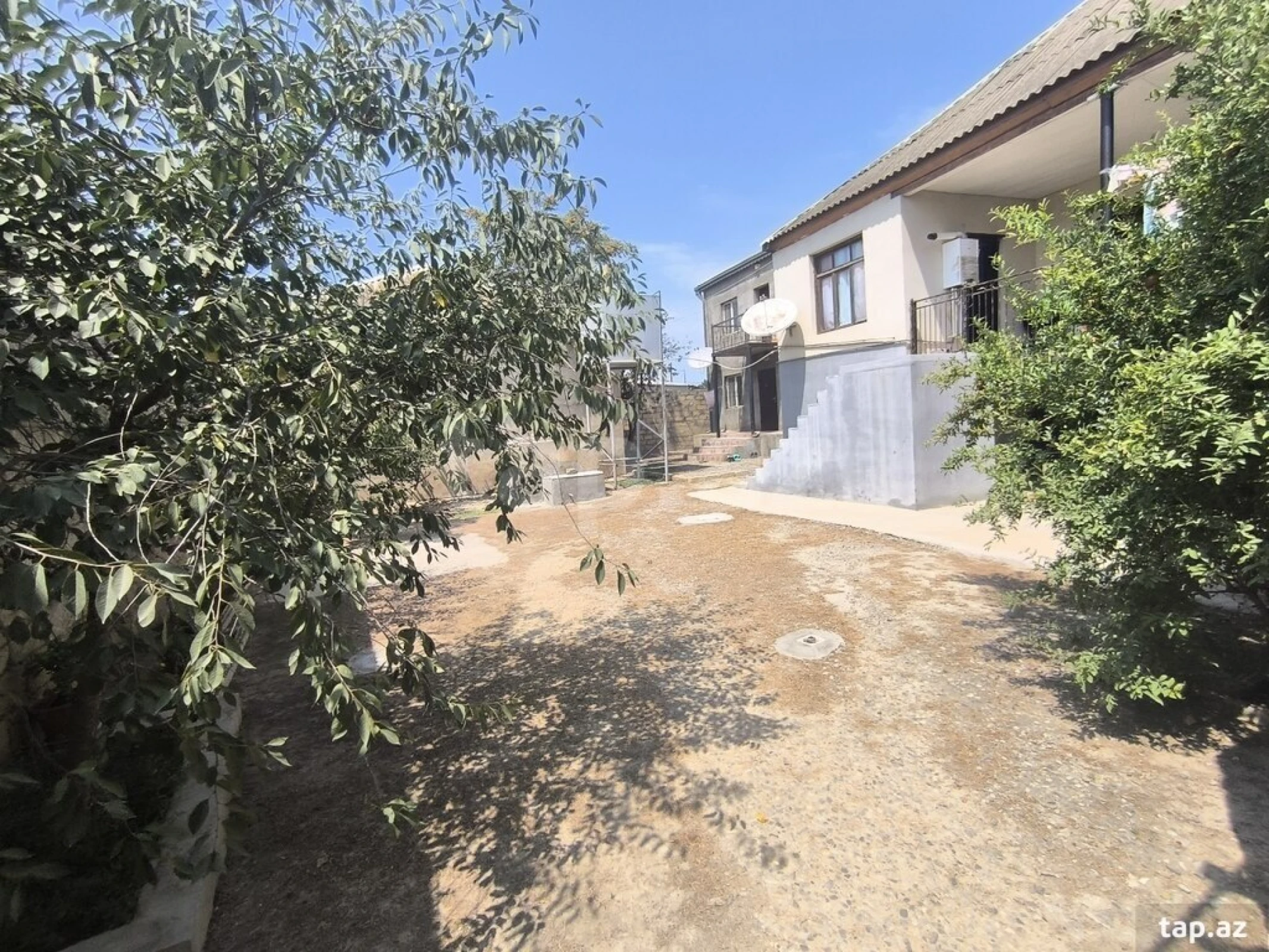 Satılır 10 otaqlı həyət evi