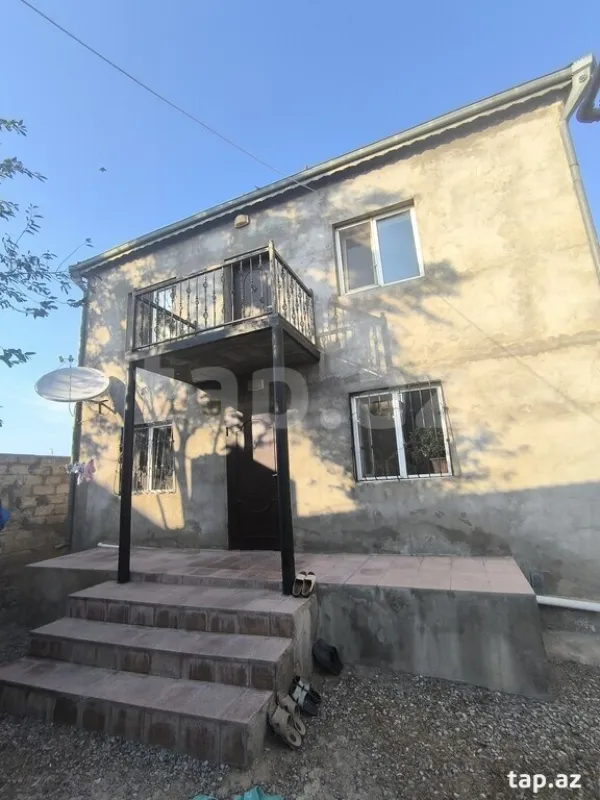 Satılır 10 otaqlı həyət evi
