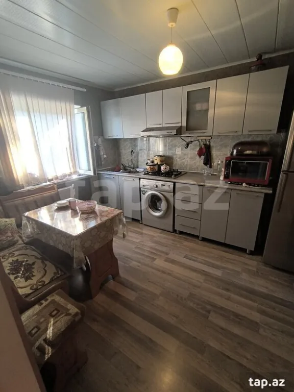 Satılır 10 otaqlı həyət evi