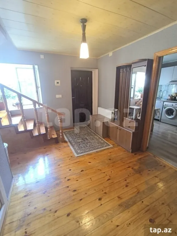 Satılır 10 otaqlı həyət evi