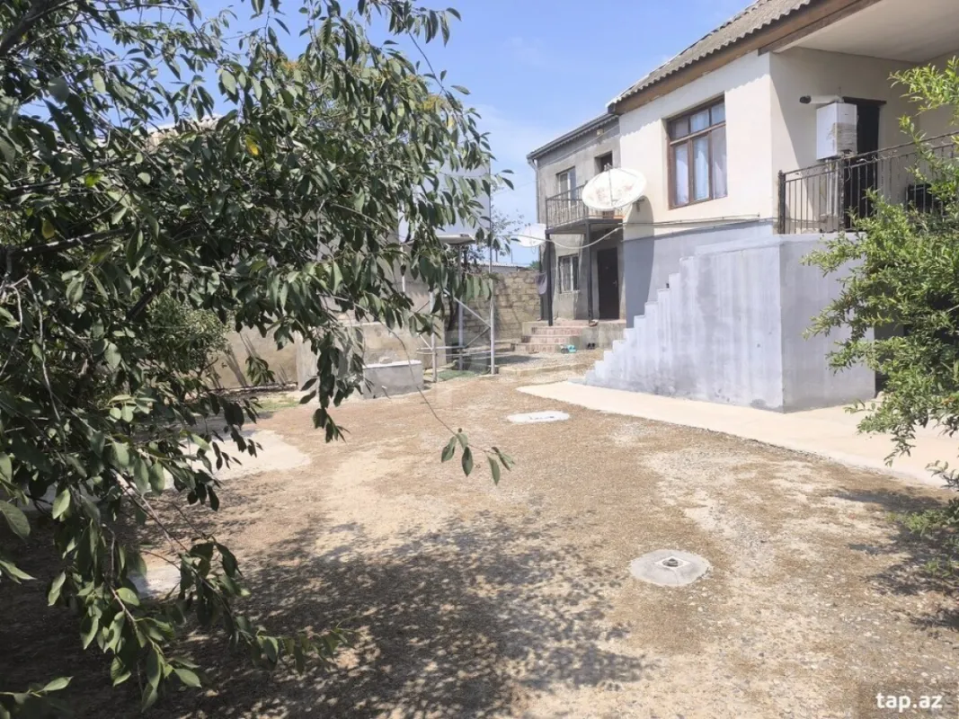 Satılır 10 otaqlı həyət evi