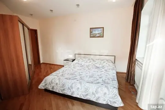 Kirayə verilir 8 otaqlı həyət evi