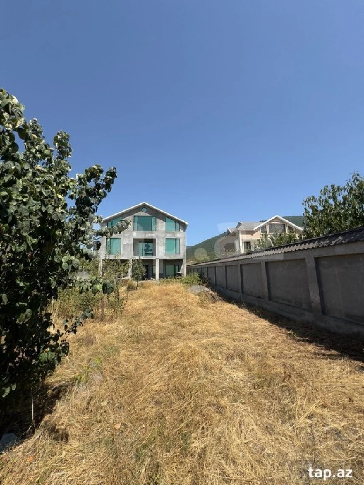 Satılır 9 otaqlı həyət evi