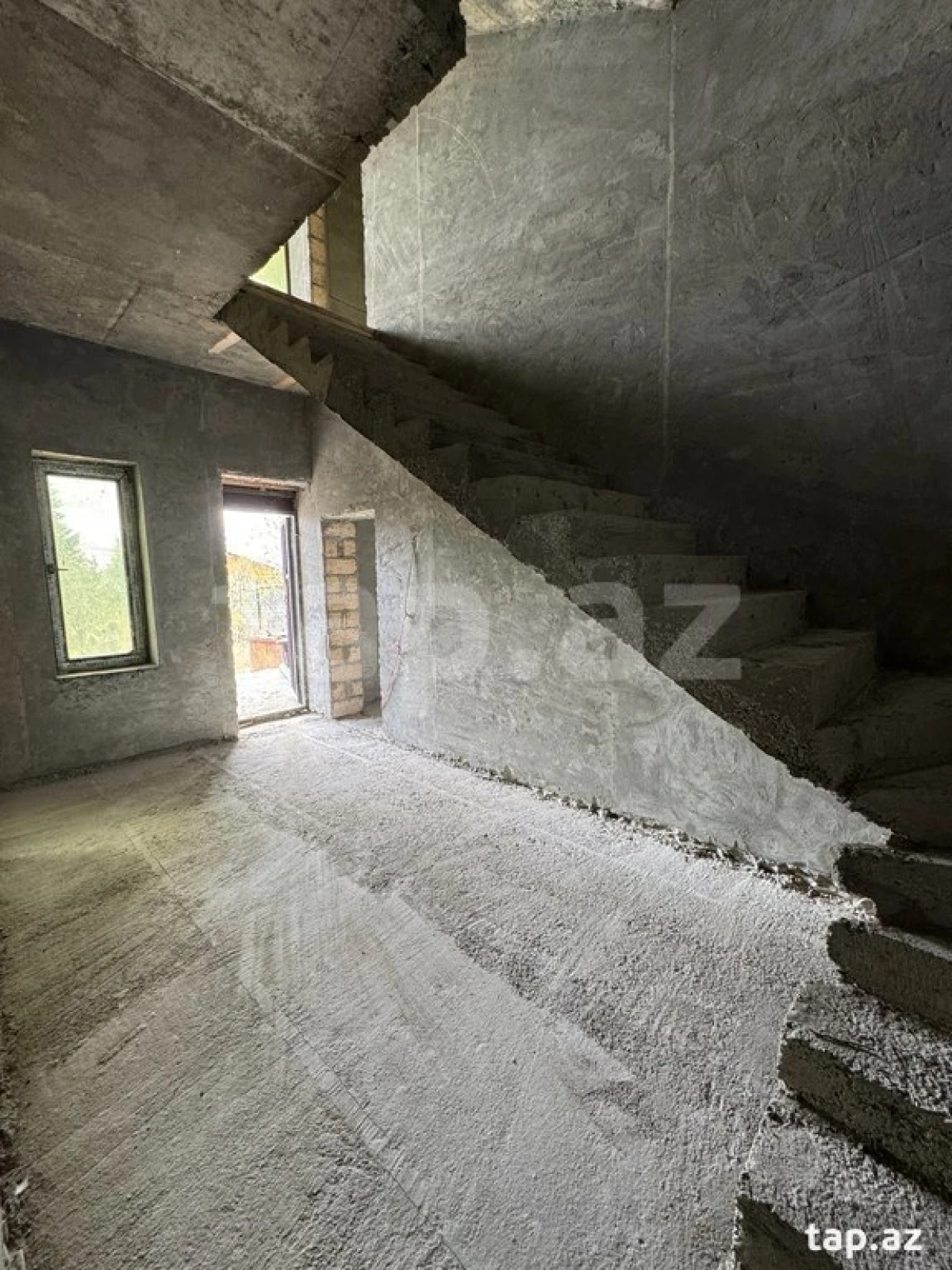 Satılır 9 otaqlı həyət evi