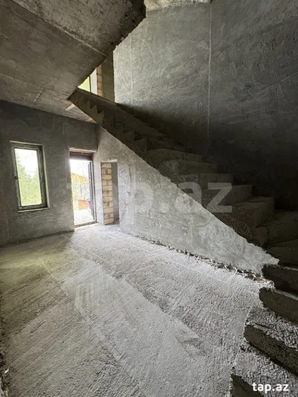 Satılır 9 otaqlı həyət evi